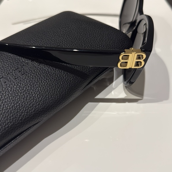 Balenciaga cat eye sunglasses. - Picture 5 of 7